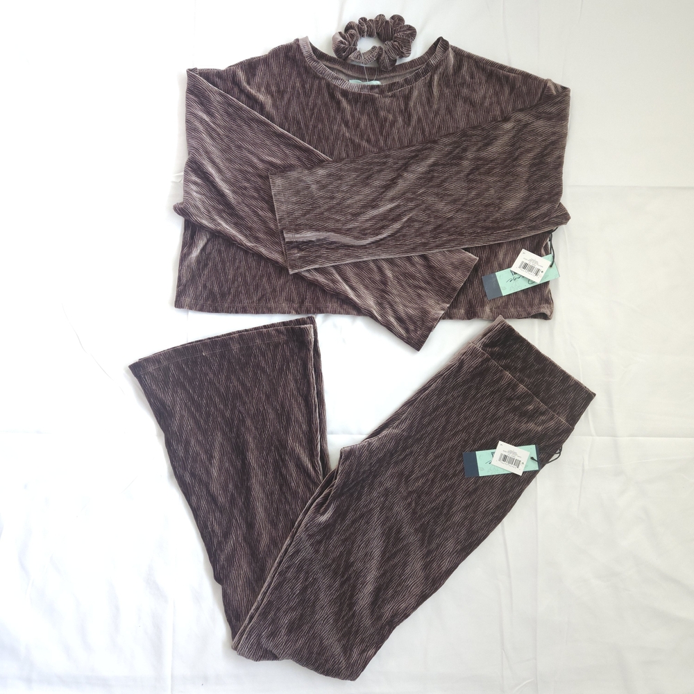 Brown velvet two-piece set with long sleeve top and pants Textured Set Scrunchie